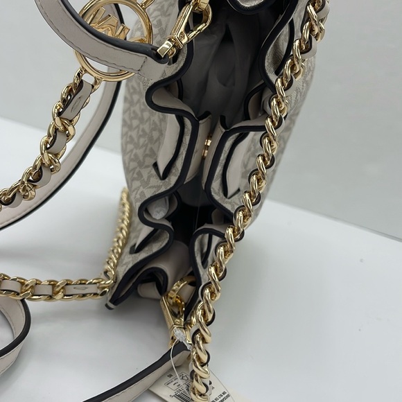 MICHAEL KORS
Mina Small Signature Logo Chain Crossbody Bag
Light Cream
NWT - Picture 9 of 16